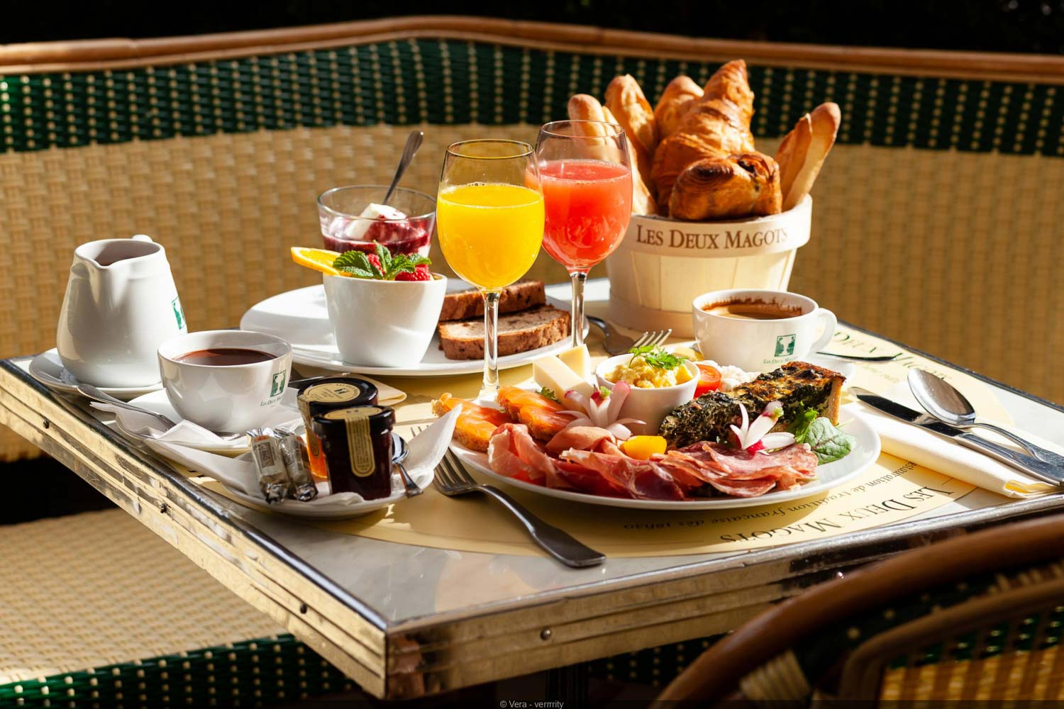 566583 la brasserie les deux magots lance son brunch