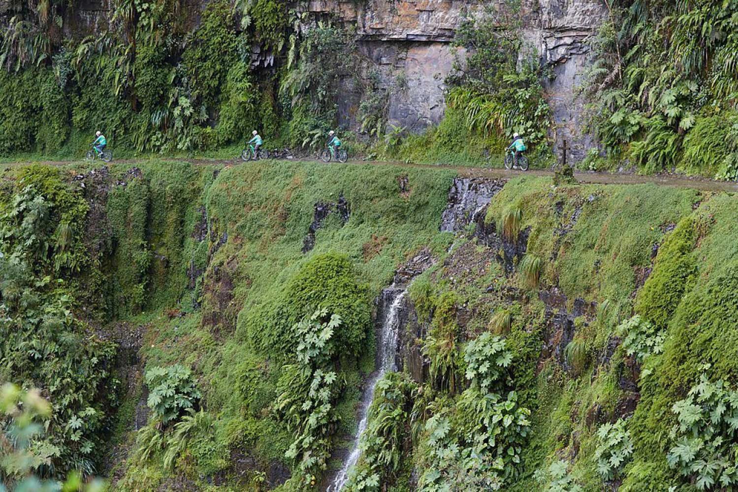 mountain bikers yungas road bolivia licensed cc sa 4.0 vaido otsar wikimedia commons