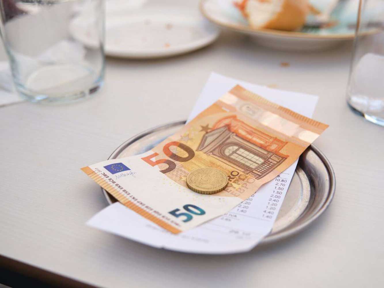 tipping in ireland restaurants